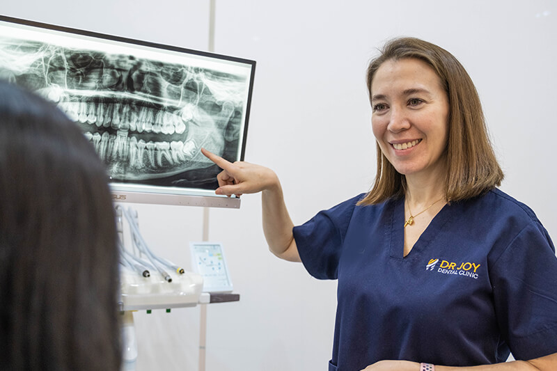 doctor-showing-xray