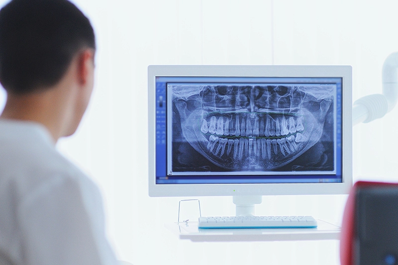 img-doctor-showing-xray-01