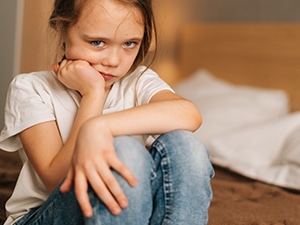 kid with emotional stress because of tooth decay