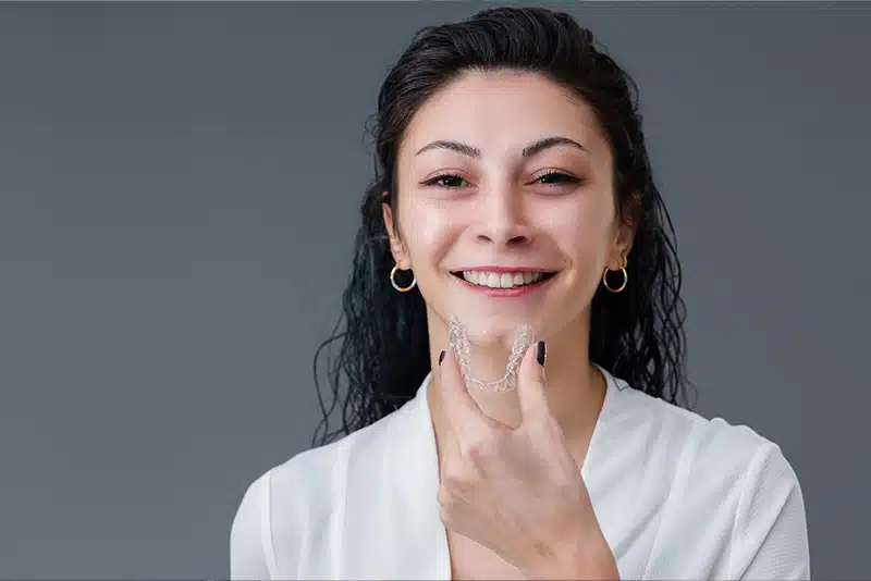 هل يعد تقويم إنفيزلاين الخيار الصحيح لابتسامتك؟